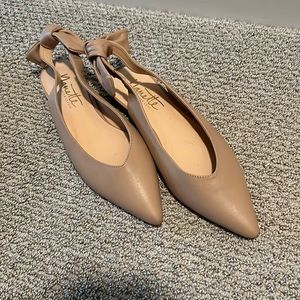 Nude leather bow back flats